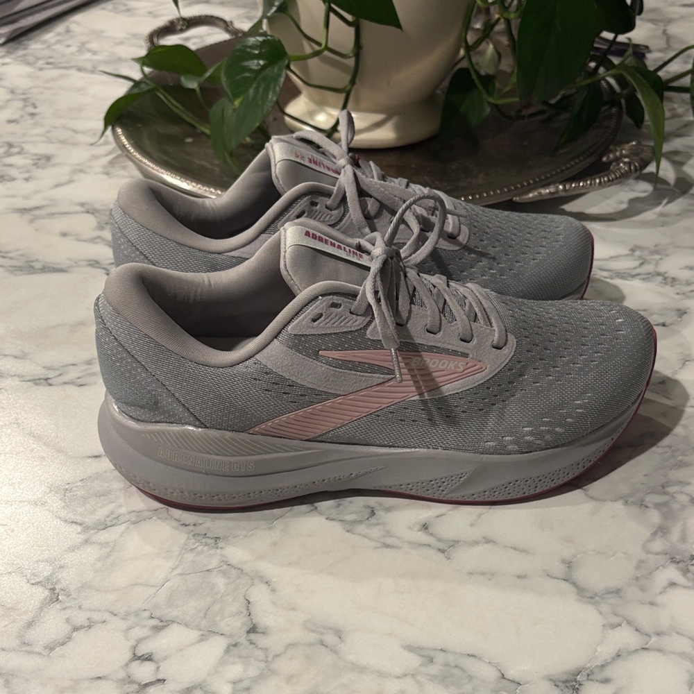 Brooks Women's Adrenaline 24 GTS Gray and Pink NWOT - Picture 2 of 8